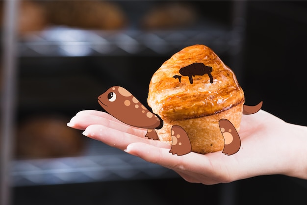 Schildkröte, die auf ein Muffin zeichnet