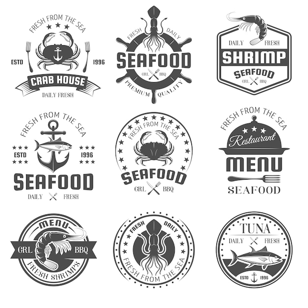 Schwarz-weiße restaurant-embleme der meeresfrüchte mit nautischen symbolen des meeresprodukts besteck und platte isolierte vektorillustration Premium Vektoren