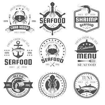 Schwarz-weiße restaurant-embleme der meeresfrüchte mit nautischen symbolen des meeresprodukts besteck und platte isolierte vektorillustration
