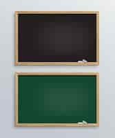 Kostenloser Vektor schwarze und grüne schultafeln mit kreidestücken zwei klassentafeln isoliert auf grauem hintergrund