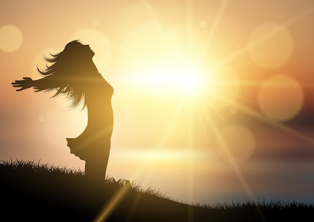 Silhouette einer glücklichen Frau gegen eine Sonnenuntergangslandschaft