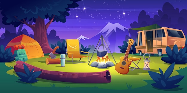 Sommerlager in der Nacht. Wohnmobil-Wohnmobilwagenstand am Lagerfeuer mit Zelt, Baumstamm, Kessel und Gitarre