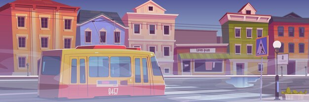 Stadtstraße mit Häusern, Straßenbahn und weißem Nebel. Düsteres nebliges Wetter in der Stadt. Karikaturillustration der Stadt mit Straßenbahn auf leerer Autostraße, Gebäude mit Geschäften und Nebel