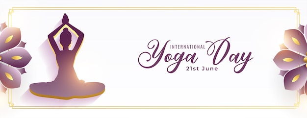 Kostenloser Vektor stilvolles und glänzendes poster zum internationalen yoga-tag mit blumendekoration