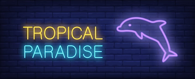 Tropical Paradise Neonart Schriftzug. Der Delphin springend auf Backsteinmauer.