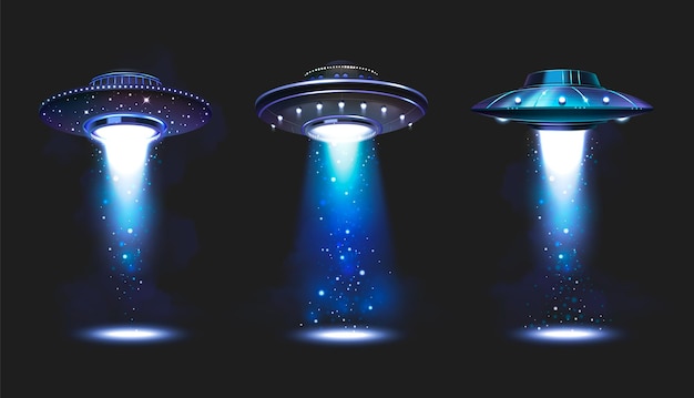 Kostenloser Vektor ufo-raumschiff-symbole mit fliegenden untertassen, die blaue strahlen projizieren, isolierte vektorillustration