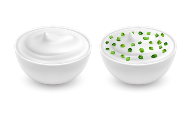 Vektor-illustration eines realistischen stil weiße schüssel mit saurer sahne, joghurt mit geschnittenen grünen zwiebeln
