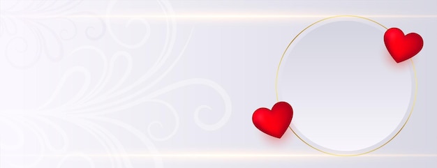 Weißes Valentinstagsbanner mit zwei Liebesherzen und Textraum