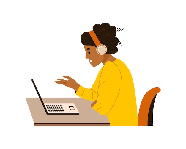 Afroamerikanerin mit Kopfhörern am Computertisch. Mädchen im Kopfhörer, sitzend am Laptop sprechend
