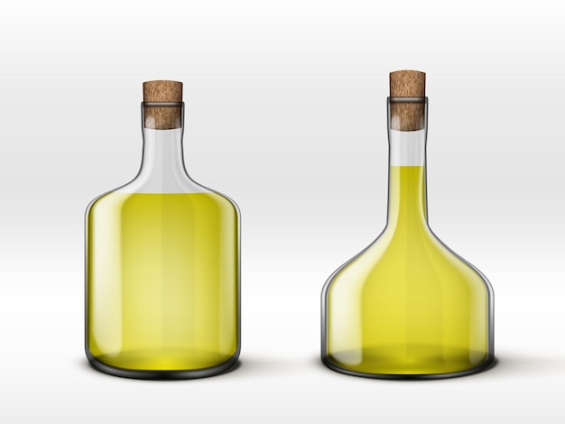 Alkoholgetränke in Glaskaraffen und Glasflaschen