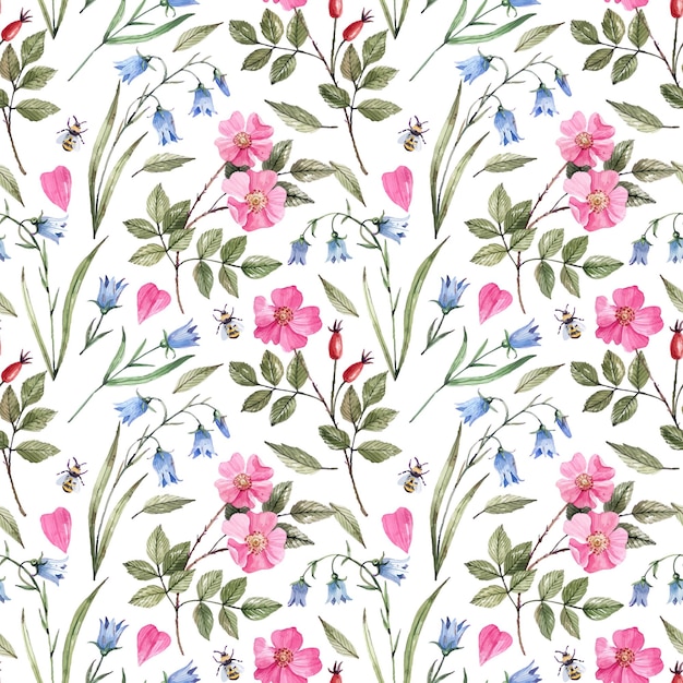 Aquarell, nahtloses Muster mit zarten Wildrosen und Glockenblumen auf weißem Hintergrund.