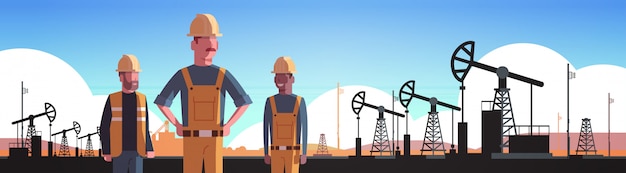 Arbeiter in orangefarbener Uniform arbeiten an Ölbohranlage Pumpjack Erdölproduktion Handel Ölindustrie Konzept Porträt horizontal