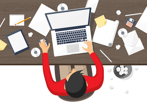 Arbeitsplatz mit Tisch und Computer Laptop Dokumente Papiere Notepad Bleistift Papierarbeit Büroarbeit