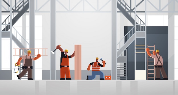 Bauherren mit Hammer und Leiter beschäftigt Arbeiter Tischler Team in Uniform zusammenarbeiten Gebäudekonzept Baustelle Innen flach in voller Länge horizontal