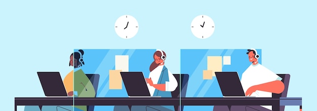 Betreiber mit Headset, die mit Call-Center-Agenten des Kunden chatten, die im Porträt des Kundendienstes im Büro arbeiten