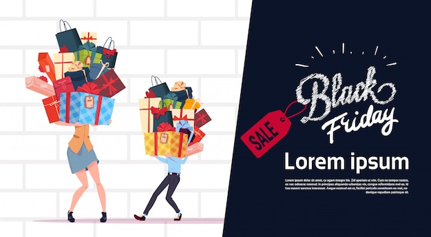 Black friday-verkaufs-plakat mit den paaren, die geschenkboxen über weißem backsteinmauer-hintergrund halten