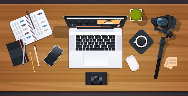 Blogger oder Video-Editor Arbeitsplatz Laptop mit Schnittstelle der Anwendung für die Bearbeitung Blogging-Konzept professionelle Digitalkamera für die Aufnahme Desktop-Draufsicht horizontal