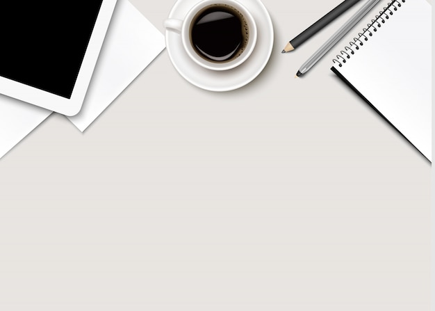 Bürohintergrund mit Kaffee, Tablette, Papier und einigen Stiften.
