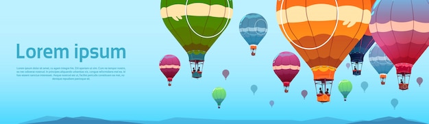 Bunte Luftballone, die in Himmel über Sommer-Landschaft fliegen