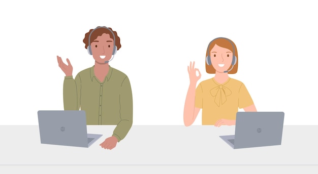 Callcenter-Mitarbeiter sitzen mit Kopfhörern an einem Tisch