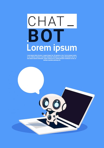 Chat-bot-roboter, der laptop-computer verwendet und rede-blasen-fahne mit kopienraum hält