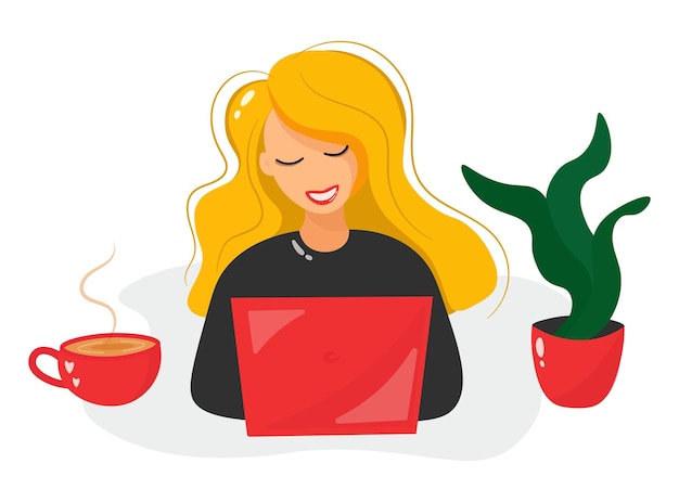 Das Mädchen arbeitet am Computer Lächelnde, glückliche Blondine mit einem Laptop und einer Tasse Tee oder Kaffee