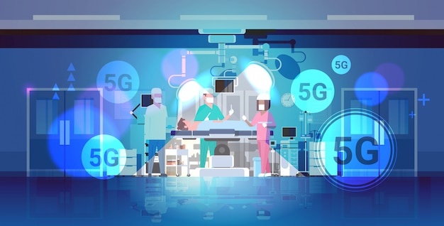 Das team der chirurgen umgibt den patienten, der auf dem 5g-online-funkverbindungskonzept des operationstisches 5g liegt