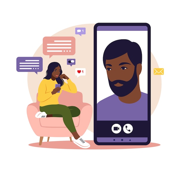 Dating-app-anwendung oder chat-konzept afrikanische frau sitzen mit großem smartphone auf dem sofa und sprechen mit telefon