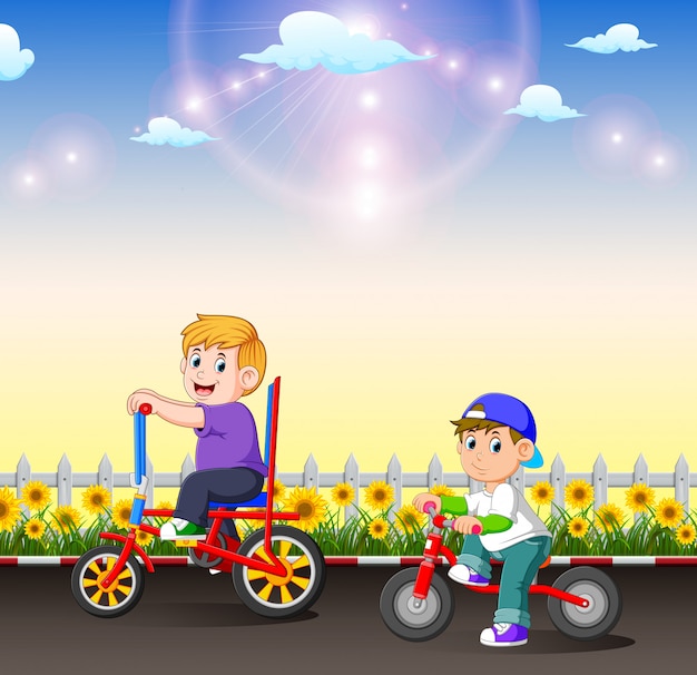 Die beiden kinder fahren nachmittags fahrrad
