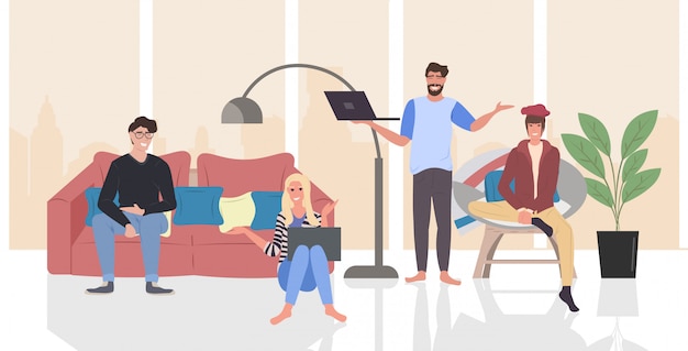 Die Leute, die während der Sitzung sich besprechen, mischen die Rennenmännerfrauen, welche die Laptops verwenden, die Zeit zusammen verbringen, blogging Konzept des modernen Wohnzimmers horizontal in voller Länge