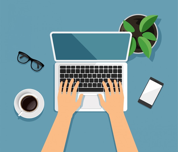 Draufsicht auf den Arbeitsbereich. Moderne Business-Arbeitsplatte im trendigen Stil. Hände tippen auf einem Computer. Laptop, Brille, Smartphone, Kaffee, Blumentopf lokalisiert auf blauem Hintergrund.