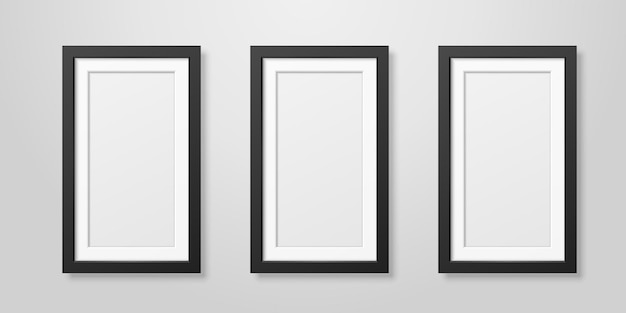 Drei vektor realistische moderne interieur schwarz leer vertikal holz poster bilderrahmen set closeup auf weiße wand mockup leere posterrahmen design-vorlage für mockup-präsentation