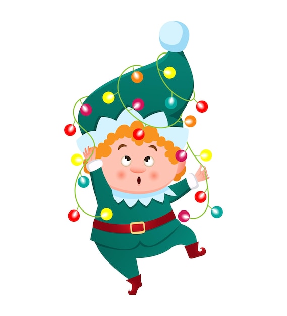 Ein süßer elfenzwerg weihnachtsmann, der in einer weihnachtsgirlande mit bunten lichtern verstrickt ist