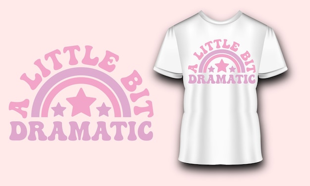 Vektor ein weißes t-shirt mit der aufschrift „little bit dramatic“ auf der vorderseite.