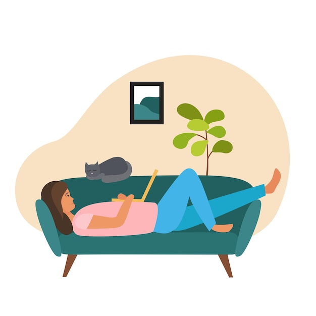 Eine Frau arbeitet auf der Couch an einem Laptop