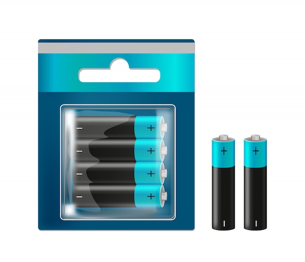 Eine packung batterien schwarz blau glänzend alkalibatterien in schwarz-grauer blisterpackung für das branding verpackt. und zwei batterien auf weißem hintergrund isoliert