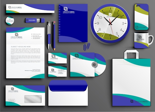 eine Sammlung von blauen und grünen Notizbüchern mit einem blauen Ordner mit dem Wort blau darauf