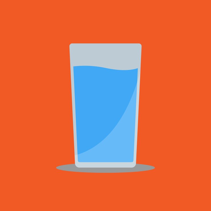 Eine Tasse Wasser auf dem orangefarbenen festen Hintergrund