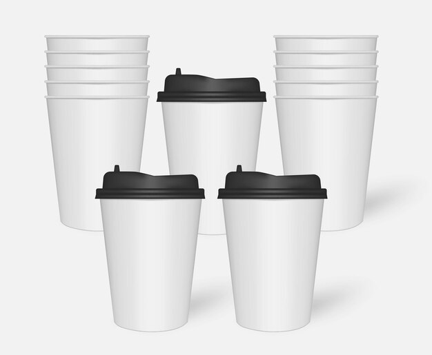 Einweg-Kaffeetassen aus weißem Papier mit schwarzem Kunststoffdeckel. Getränkebecherstapelmodell zum Mitnehmen