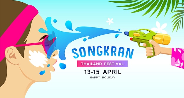 Erstaunliches Songkran Festival Thailand Wasserspritzer auf Gesichtsfrau mit Gewehrwasser.