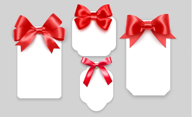 Etiketten mit roten schleifen leere weiße preispapieretiketten mit roten bändern für weihnachtsgeburtstag oder hochzeitsverpackungsgeschenkvektor realistisch isolierte vorlagensammlung