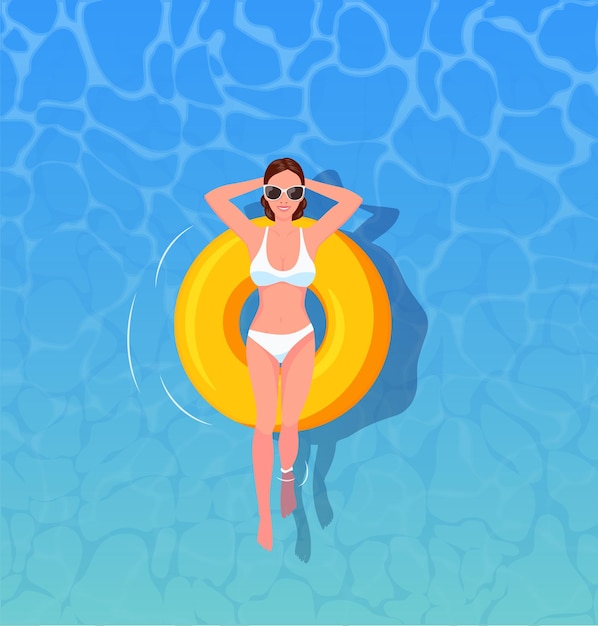 Frau beim Sonnenbaden von oben