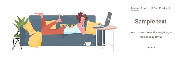 Frau, die auf Sofa liegt, das Laptop-Online-Kommunikation soziale Netzwerkfernarbeit Selbstisolationskonzept horizontalen Kopierraum verwendet