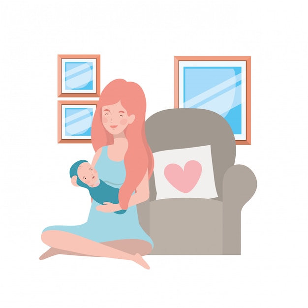 Frau, die auf Sofa mit einem neugeborenen Baby in ihren Armen sitzt