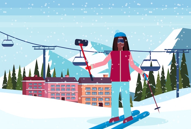 Frau, die selfie im skiorthotel nimmt