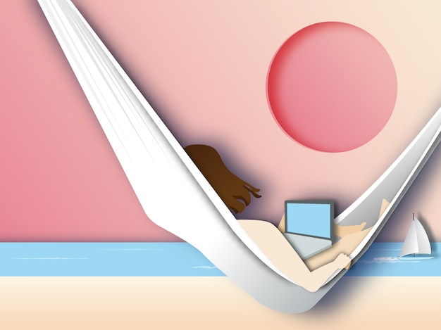 Frau in der Hängematte am Strand liegen und Laptop benutzen.