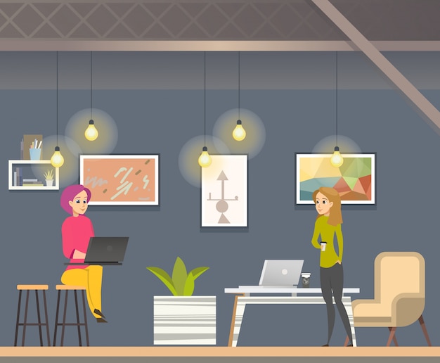 Frauen-Freiberufler, der in offenem Raum Coworking arbeitet
