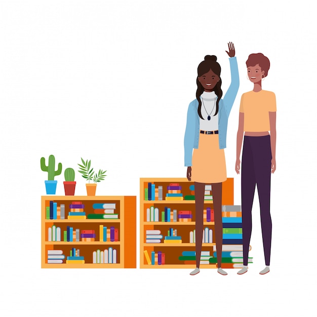 Frauen stehen mit Bücherregal aus Holz und Bücher
