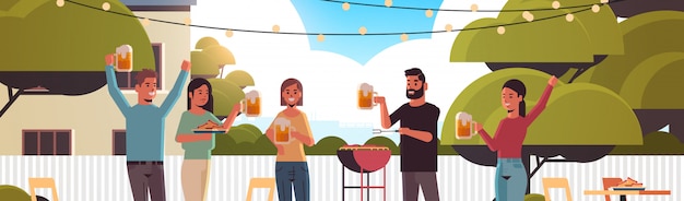Freunde bereiten Hot Dogs auf Grill vor und trinken Bier glückliche Männer Frauengruppe, die Spaß Hinterhof Picknick Grillparty Konzept flaches Porträt horizontal haben