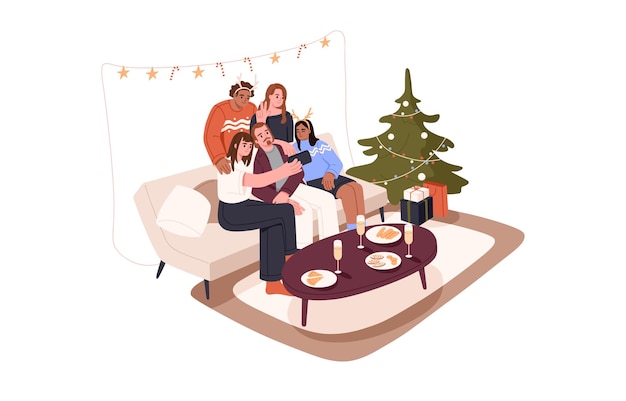 Vektor freunde, die ein gemeinsames selfie-foto auf dem handy machen, während sie die feiertage auf der neujahrsparty zu hause feiernmänner und frauen auf dem sofa zu weihnachten flache grafische vektorillustration isoliert auf weißem hintergrund